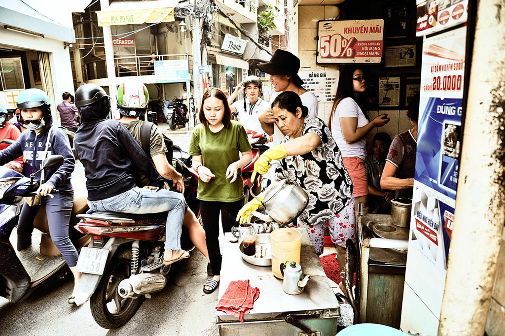 Muốn tìm dư vị cà phê Sài Gòn xưa phải ghé cà phê vợt Phan Đình Phùng